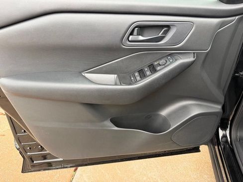 Used 2025 Nissan Rogue S FWD image 12