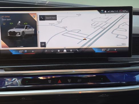 Used 2025 BMW 760i xDrive w/ Premium Package image 24