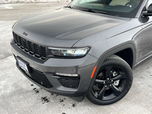Used 2024 Jeep Grand Cherokee Limited w/ Luxury Tech Group II image 9