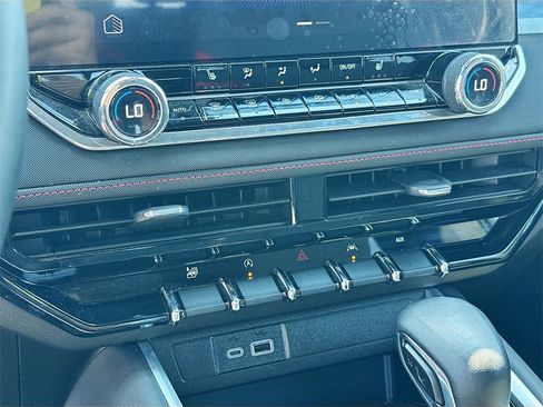 Used 2024 Chevrolet Colorado Z71 w/ Z71 Convenience Package 2 image 18