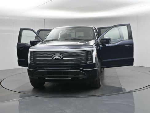 Used 2025 Ford F150 Lightning Lariat w/ Max Trailer Tow Package image 35