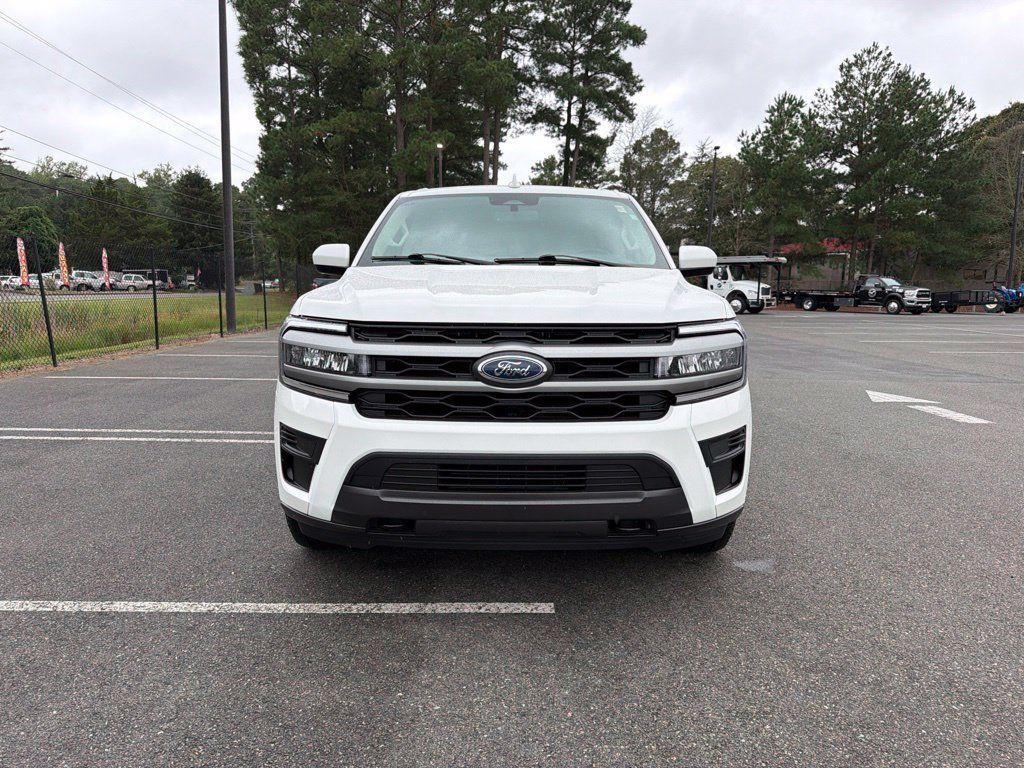 Used 2024 Ford Expedition Max XLT AWD/4WD image 3
