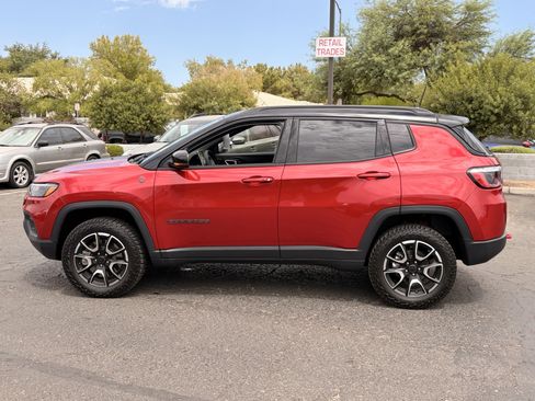 Used 2025 Jeep Compass Trailhawk AWD/4WD image 2