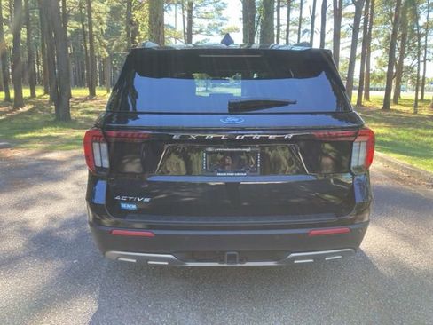 Used 2025 Ford Explorer Active w/ Active Comfort Package image 5