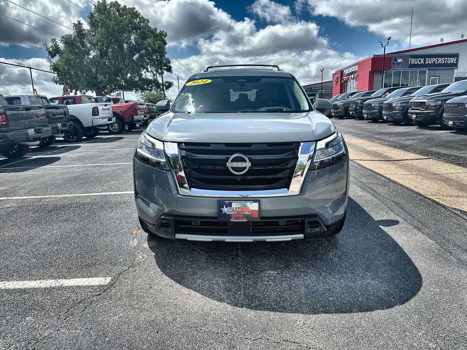 Used 2024 Nissan Pathfinder Platinum w/ Cargo Package FWD image 10