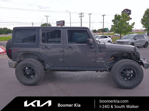 Used 2018 Jeep Wrangler Unlimited Sahara AWD/4WD image 7