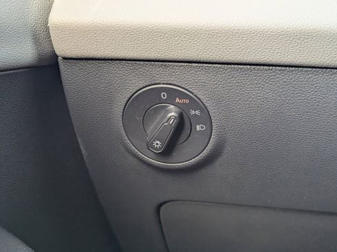 Used 2022 Volkswagen Taos SE image 32