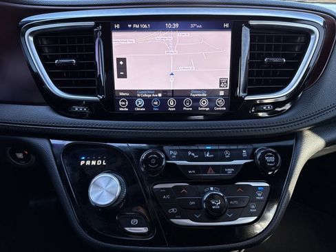 Used 2020 Chrysler Pacifica Limited image 23