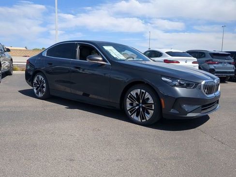 Used 2025 BMW i5 eDrive40i w/ Premium Package image 4