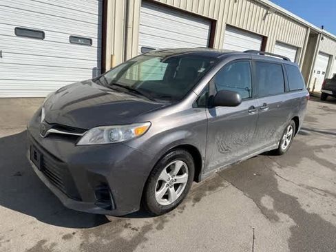 Used 2020 Toyota Sienna LE image 2