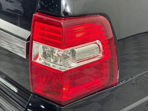 Used 2017 Ford Expedition XLT w/ Equipment Group 202A AWD/4WD image 31