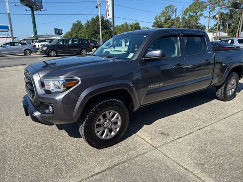 Used 2017 Toyota Tacoma SR5 image 3