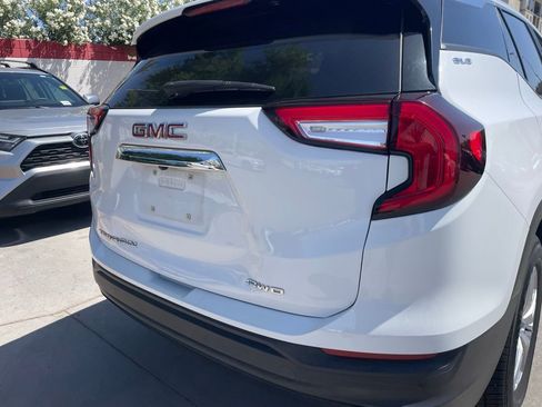Used 2023 GMC Terrain SLE w/ Driver Convenience Package image 4