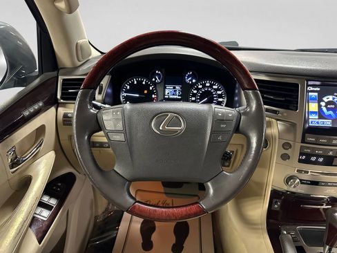 Used 2013 Lexus LX 570 4WD w/ Luxury Pkg image 15