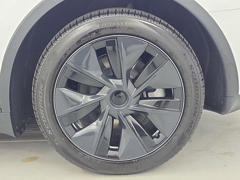 Used 2025 Tesla Model Y Long Range image 33