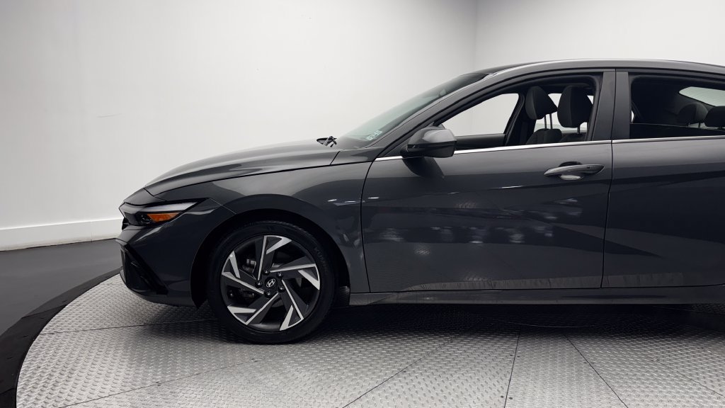 Used 2024 Hyundai Elantra SEL w/ Convenience Package FWD image 5