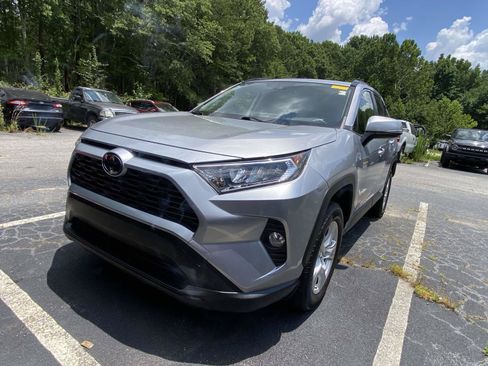 Used 2019 Toyota RAV4 XLE w/ Convenience Package FWD image 3