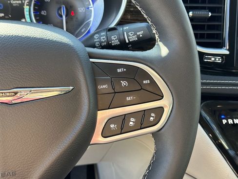 Used 2024 Chrysler Pacifica Limited image 31