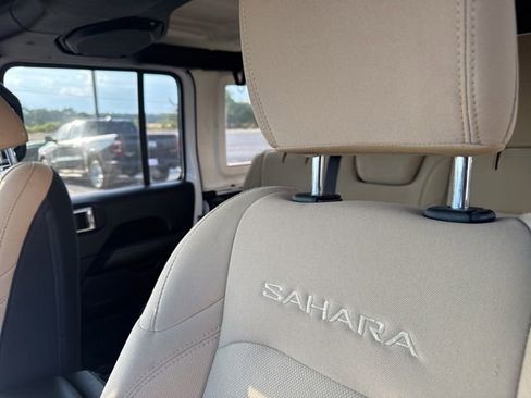 Used 2018 Jeep Wrangler Unlimited Sahara AWD/4WD image 33