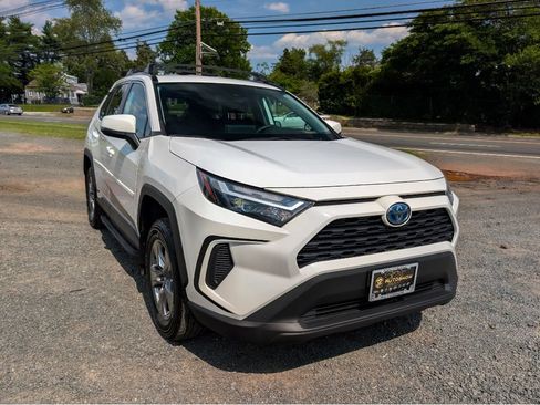 Used 2023 Toyota RAV4 XLE AWD/4WD image 3
