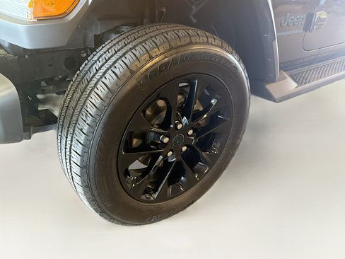 Used 2025 Jeep Wrangler Unlimited Sahara AWD/4WD image 11