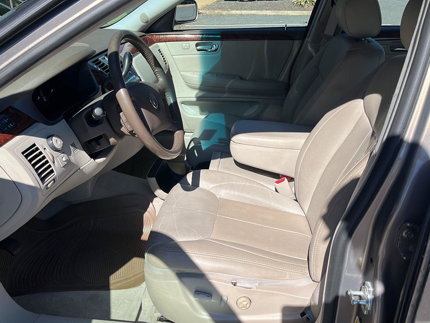 Used 2006 Cadillac DTS w/ Trunk Convenience Package FWD image 7