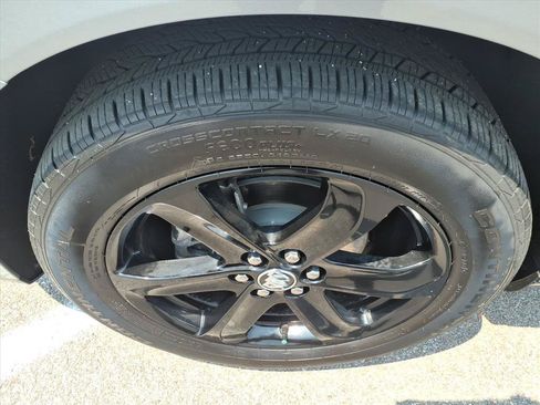 Used 2023 Buick Enclave Essence w/ Sport Touring Edition FWD image 4