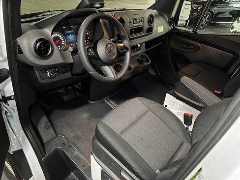 Used 2025 Mercedes-Benz Sprinter 2500 image 21