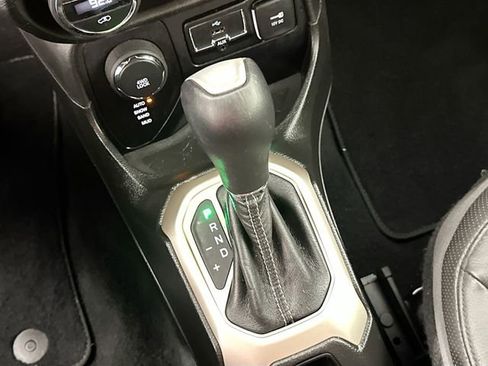 Used 2017 Jeep Renegade Limited image 16