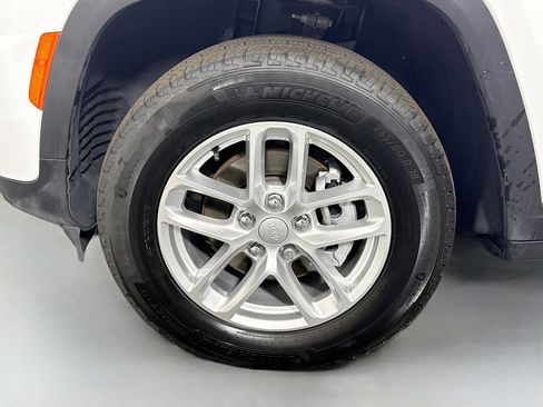 Used 2024 Jeep Grand Cherokee Laredo X image 38