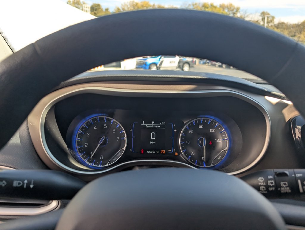 Used 2018 Chrysler Pacifica Touring FWD image 16