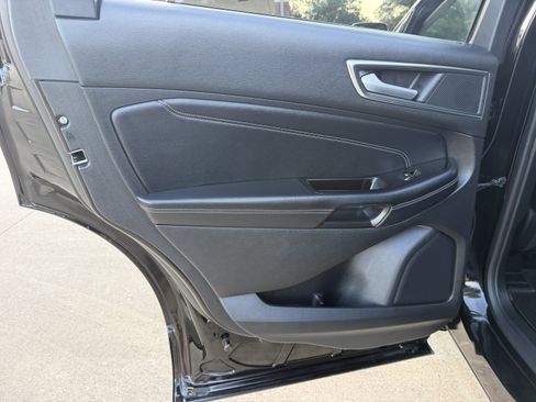 Used 2018 Ford Edge Titanium w/ Equipment Group 301A AWD/4WD image 18