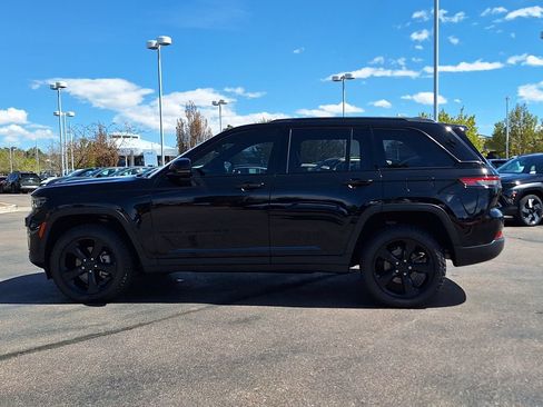 Used 2024 Jeep Grand Cherokee Limited w/ Black Appearance Package AWD/4WD image 6