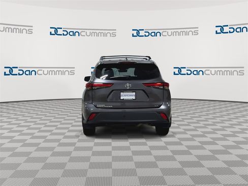 Used 2021 Toyota Highlander XLE image 7