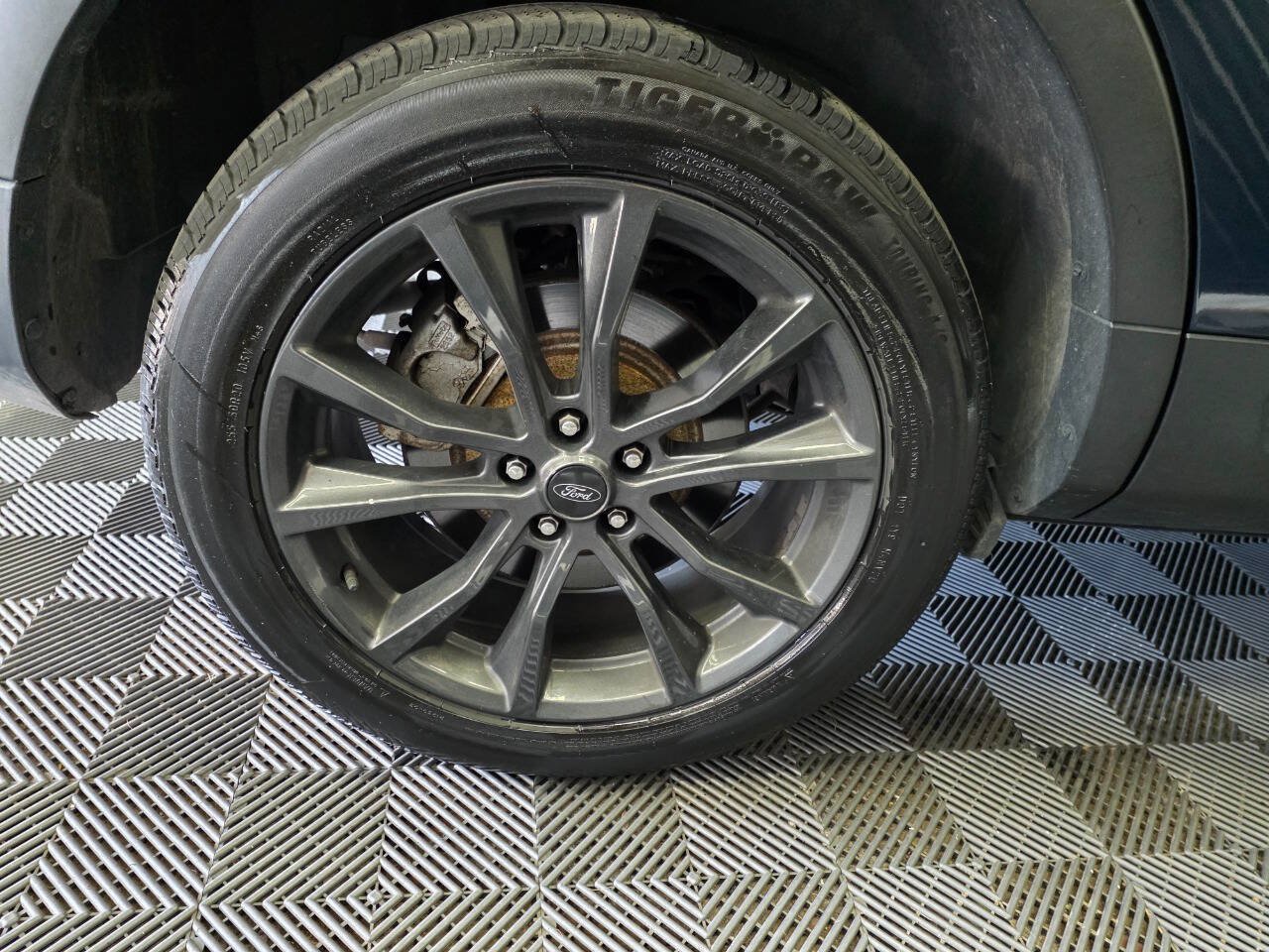 Used 2017 Ford Explorer XLT w/ Equipment Group 202A AWD/4WD image 34