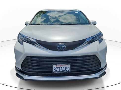 Used 2022 Toyota Sienna XLE w/ XLE Plus Package FWD image 2