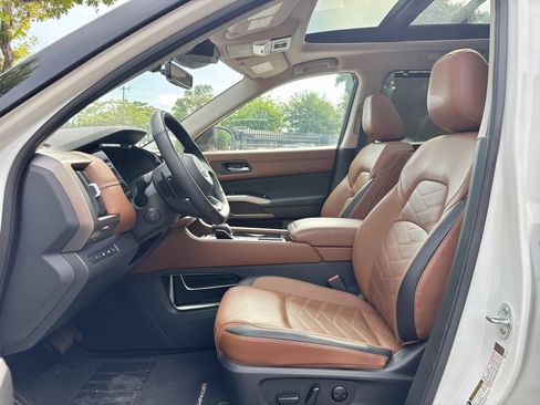 Used 2024 Nissan Pathfinder Platinum w/ Cargo Package FWD image 9