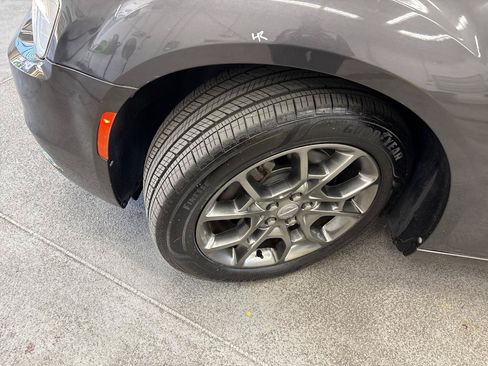 Used 2019 Chrysler 300 Limited AWD/4WD image 11