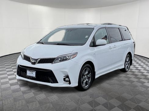 Used 2019 Toyota Sienna SE image 3