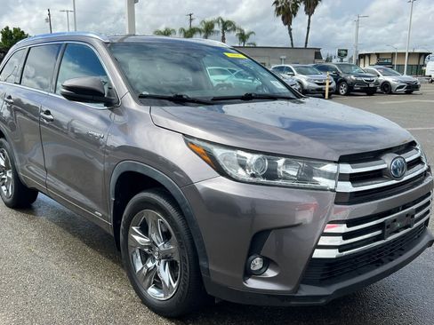 Used 2019 Toyota Highlander Limited Platinum image 3