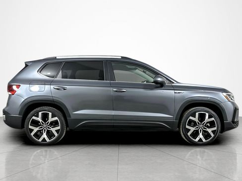 Used 2022 Volkswagen Taos SEL w/ Panoramic Sunroof Package image 6