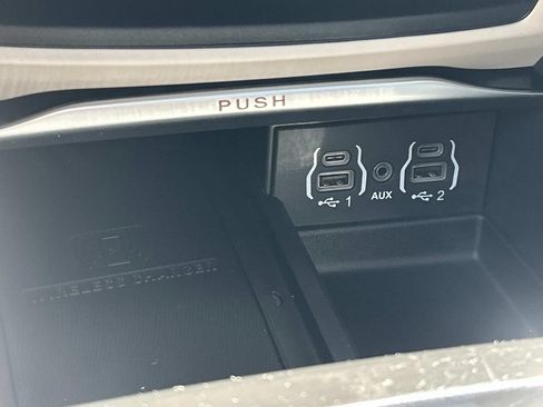 Used 2023 Chrysler Pacifica Limited FWD image 38