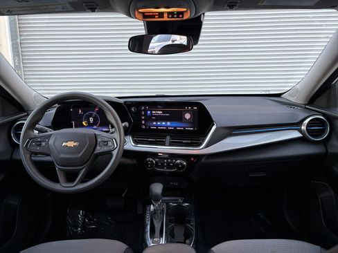 Used 2025 Chevrolet Trax LT image 32