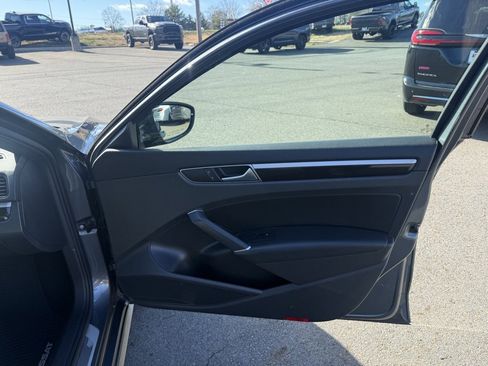 Used 2018 Volkswagen Passat 3.6 image 28