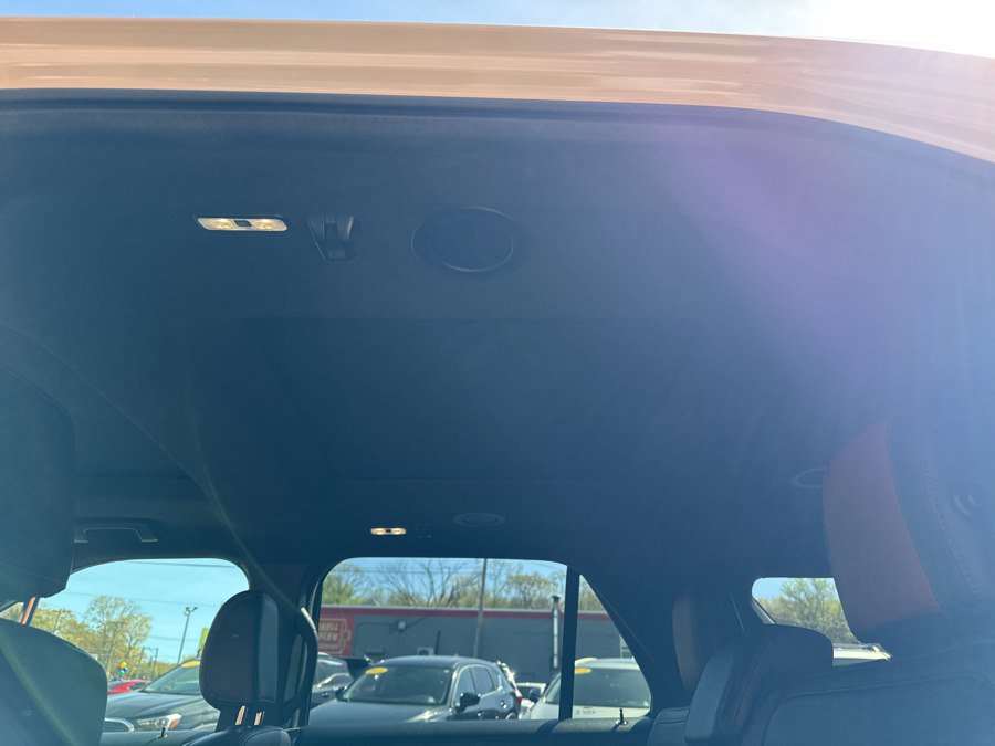 Used 2019 Ford Explorer XLT w/ Equipment Group 202A AWD/4WD image 24