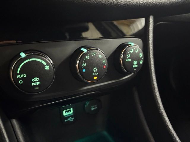 Used 2013 Chrysler 200 Limited FWD image 40