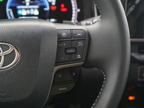 Used 2025 Toyota Camry SE image 23