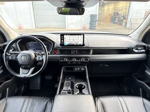 Used 2025 Honda Pilot Elite image 11