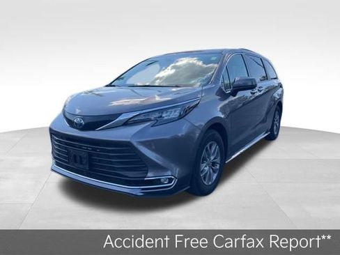 Used 2024 Toyota Sienna XLE image 3