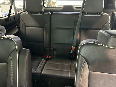 Used 2023 GMC Yukon XL SLT w/ SLT Premium Package AWD/4WD image 8